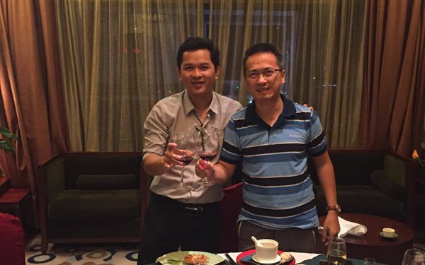 Lam и Mr. Hu собрались вместе, чтобы отпраздновать бурное развитие вьетнамского рынка